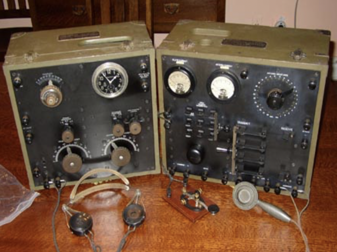 An antique radio transmitter (stonevintageradio.com)